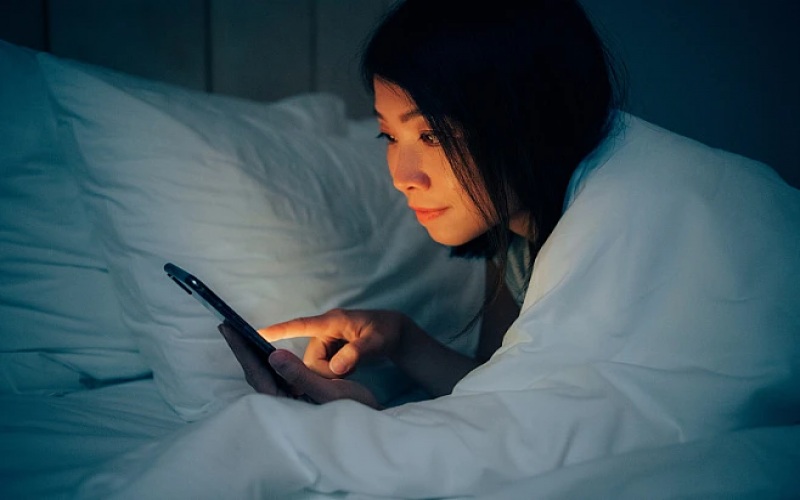 女子熬夜致免疫力低下確診紫癜！警惕：熬夜的危害可不止一個
